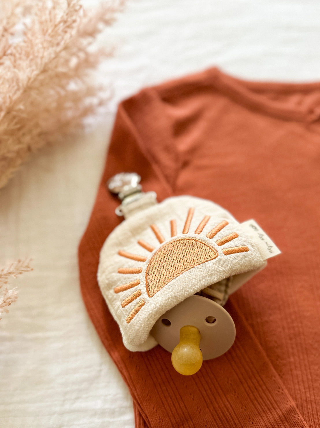Itzy Ritzy Sun Soothe & Store Pacifier Clip