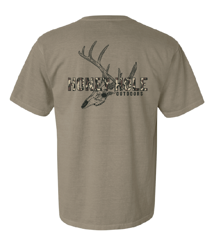 Mens Honey Hole Skull Mount Tee