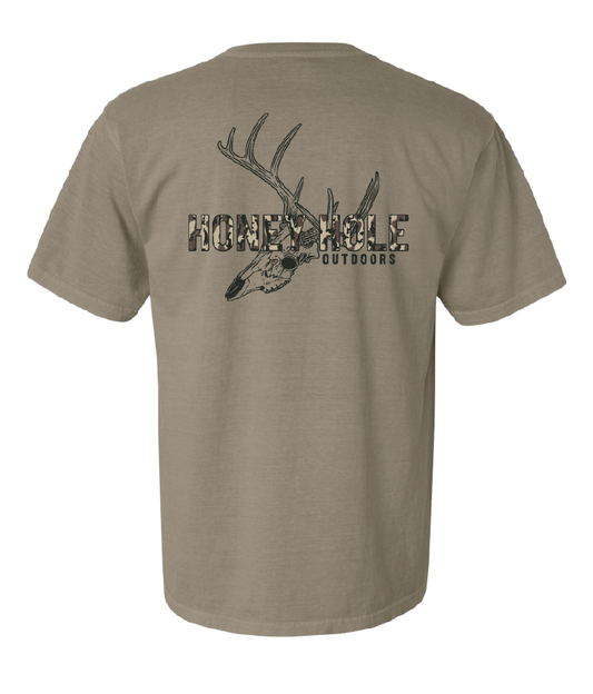 Mens Honey Hole Skull Mount Tee